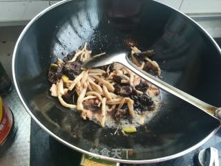 Stir-fried Meat with Crab Mushroom recipe