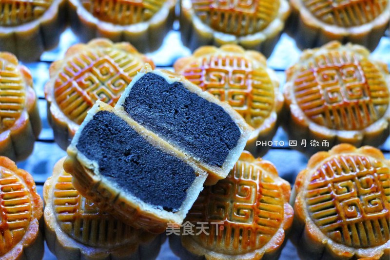 Cantonese-style Black Sesame Lotus Paste Mooncake