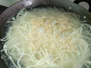 Green Clams Stewed Pork Stick Noodles recipe