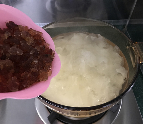 Peach Gum Soap Jelly, Mi Xueyan, Red Date and Tremella Soup recipe