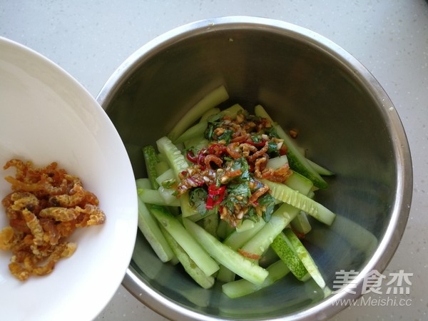 Crispy Sea Rice Mixed with Cucumber recipe