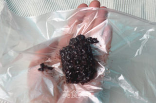 Simple Delicacy-black Rice Ball recipe
