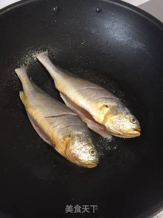 Yellow Croaker in Soup with Pickled Vegetables recipe