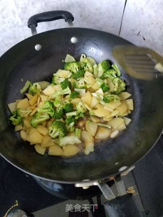Fried Broccoli with Potato Chips recipe
