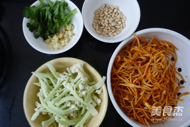 Stir-fried Cauliflower with Fresh Cordyceps recipe