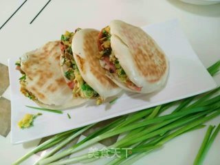 Scrambled Eggs with Garlic Sprouts on Flatbreads (scrambled Eggs with Garlic Sprouts Grown by Yourself) recipe