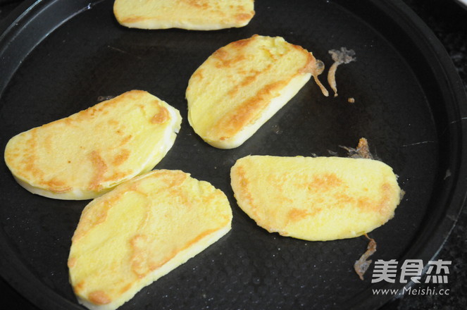 Pan Fried Steamed Buns with Egg recipe