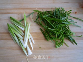 Garlic Sprouts Mixed with Pork Skin recipe