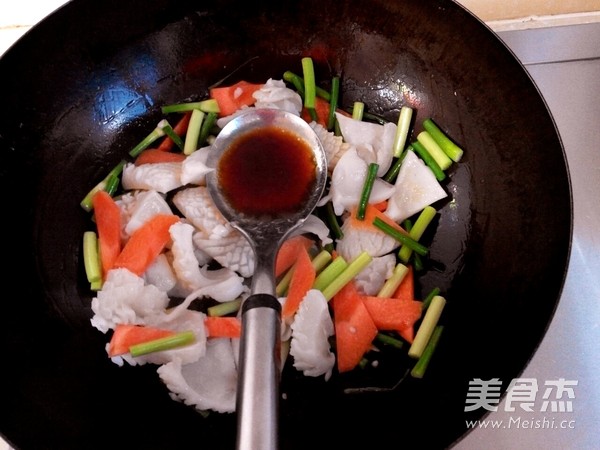 Stir-fried Cuttlefish Flowers with Garlic Stalks recipe