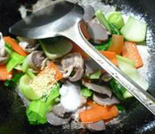 Stir-fried Goose Gizzards with Carrots and Greens recipe