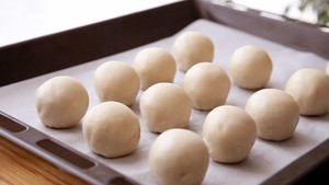 Start Making Egg Yolk Crisps from Fried Red Bean Paste (video) recipe