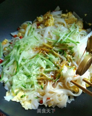 Stir-fried Hor Fun with Shredded Cucumber recipe