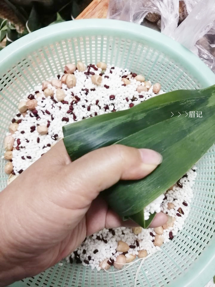 The Wrapping Method of Triangular Rice Dumplings recipe