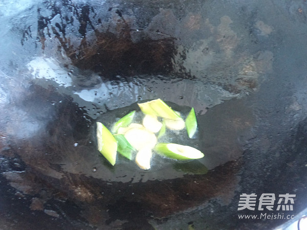 Shandong Spicy Fried Razor Clams recipe