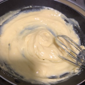 A Newbie of Meringue Puffs Succeeded (with Custard Sauce) recipe