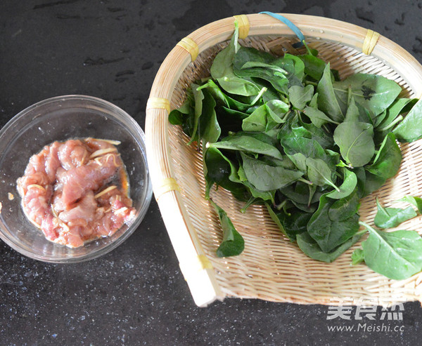 Lean Pork Congee with Wolfberry Leaves recipe