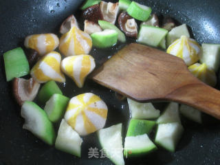 Stir-fried Pugua with Mushroom and Fish Roe Wrap recipe