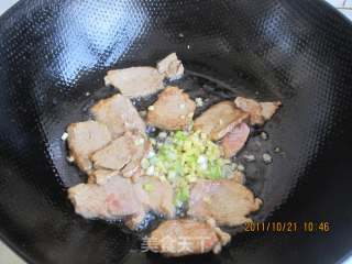 Scenery on The Table-sliced Meat with Mushrooms recipe