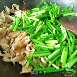 Stir-fried Belly Slices with Garlic Stalks recipe