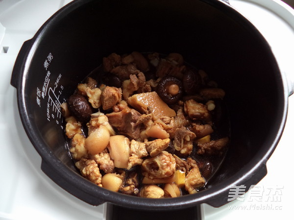 Braised Pork Knuckles with Soy Beans and Mushrooms recipe