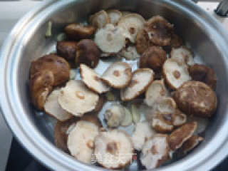 Fried Shiitake Mushrooms with Garlic recipe