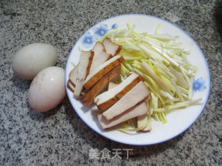 Fried Duck Eggs with Fragrant Leek Sprouts recipe