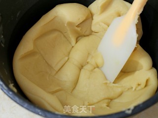 Cantonese-style Moon Cake with Lotus Seed Paste (with Invert Syrup and Lotus Seed Paste Filling) recipe