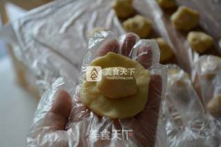 Lotus Paste and Egg Yolk Crisp recipe