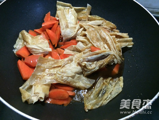 Fried Yuba with Carrots recipe