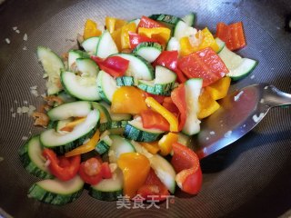 Stir-fried Zucchini Melon with Dried Shrimps and Colored Pepper recipe