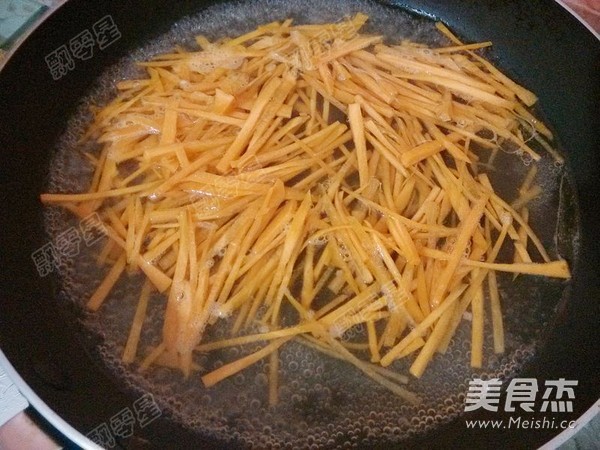 Carrots Mixed with Enoki Mushrooms recipe