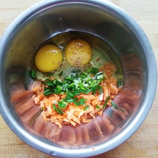 Fried Eggs with Carrots and Shallots recipe