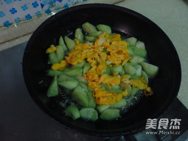 Loofah Scrambled Eggs recipe