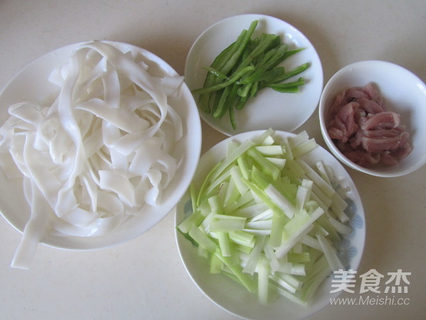 Stir-fried Rice Noodles with Chives and Pork recipe