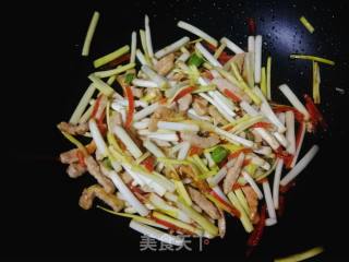 #团圆饭# Stir-fried Shredded Pork with Garlic recipe