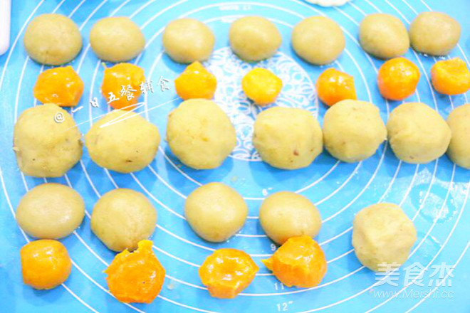 Baby Food Supplement with Lotus Seed Paste and Egg Yolk Moon Cake, Inverted Syrup + Liquid Water + recipe