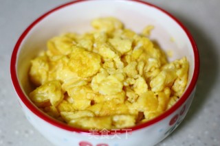 Stir-fried Mushroom and Egg with Crab Flavor with Leek recipe