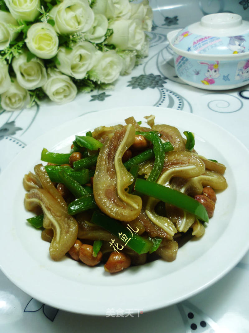 Fried Pork Ears with Peanuts and Light Pepper recipe