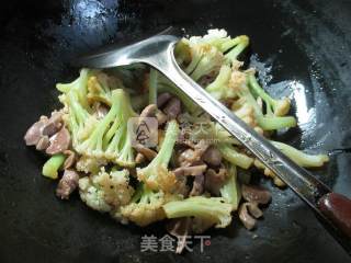 Stir-fried Cauliflower with Chives and Chicken Gizzards recipe