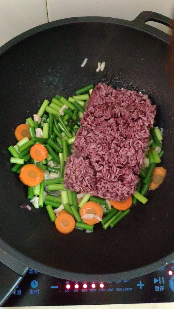 Fried Purple Rice with Scallops and Garlic Moss recipe