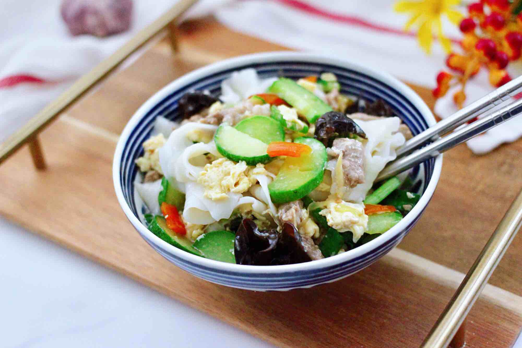 Marinated Noodles with Cucumber and Diced Pork recipe