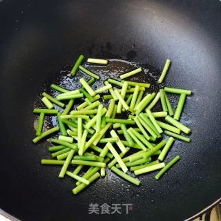 Stir-fried Potato Chips with Garlic Stalks recipe