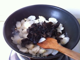 Stir-fried Fungus with Green Cabbage Heart recipe