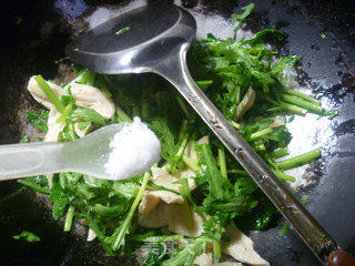 Stir-fried Chrysanthemum with Soy Protein recipe