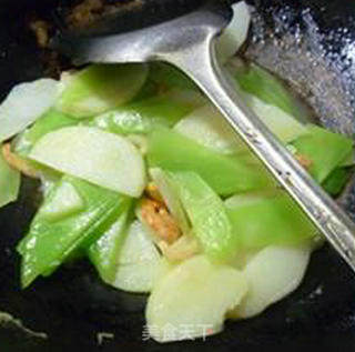 Fried Potatoes with Lettuce recipe