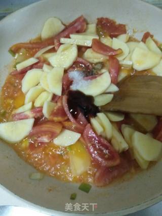 Fried Potato Chips with Tomatoes recipe