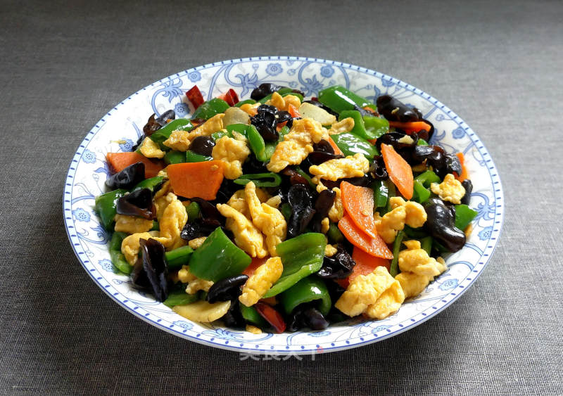 Scrambled Eggs with Green Pepper and Fungus recipe