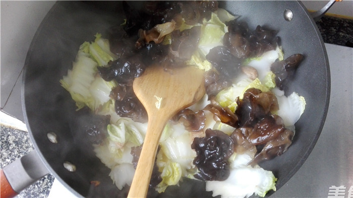 Stir-fried Chinese Cabbage with Fungus recipe