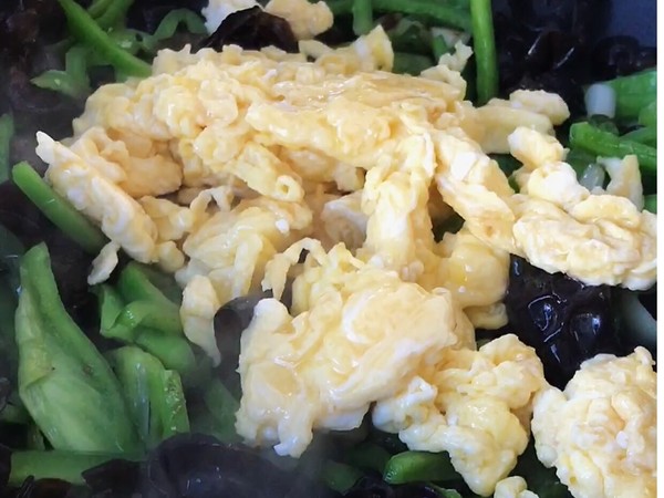 Crispy, Refreshing, Nutritious Scrambled Eggs with Green Pepper and Fungus recipe