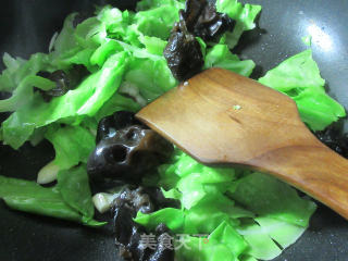 Stir-fried Potato Vermicelli with Black Fungus and Cabbage recipe